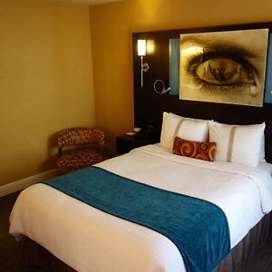 Traditional Queen Room One Queen Bed